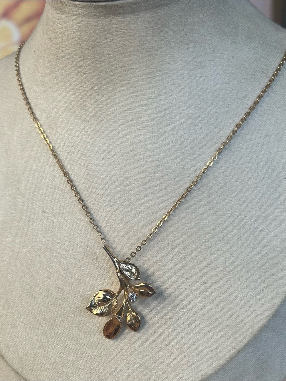 Iconic 1978 Avon “Radiant Leaf” Pendant Necklace